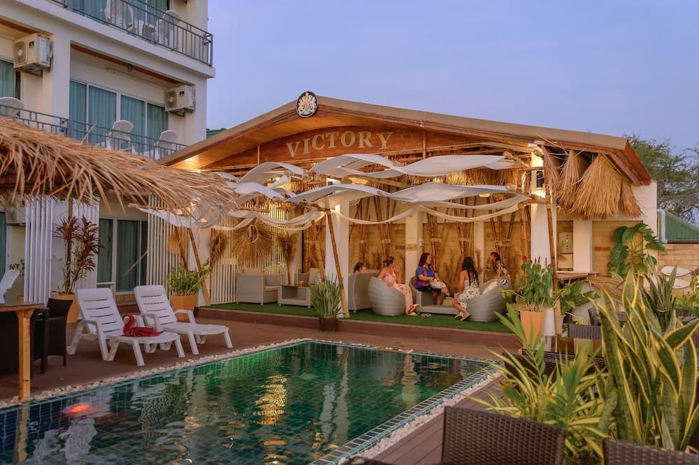 حوض السباحة