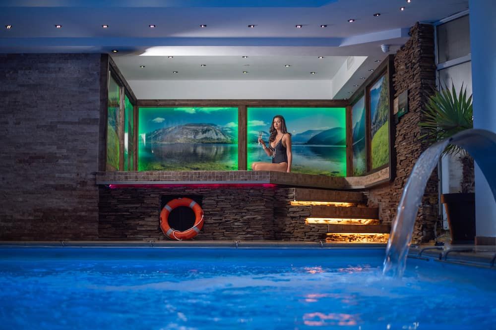 حوض السباحة