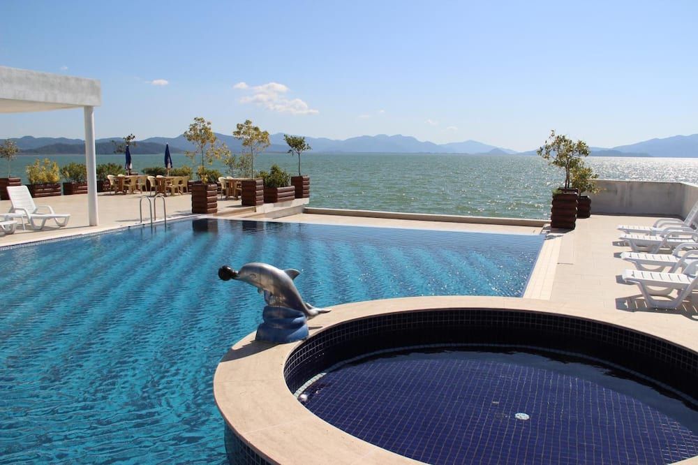 حوض السباحة