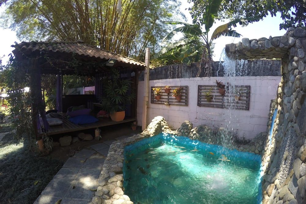 حوض السباحة