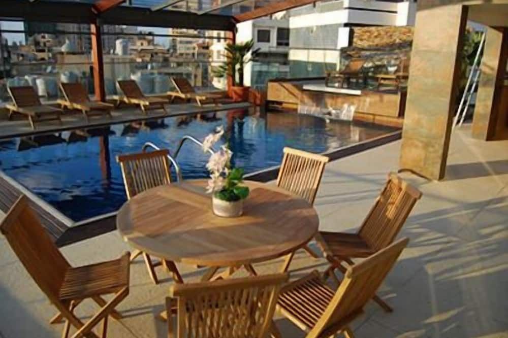 حوض السباحة