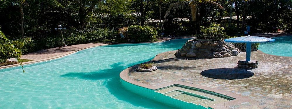 حوض السباحة