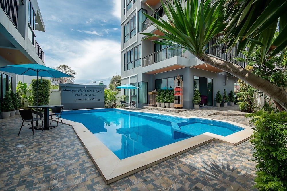 حوض السباحة