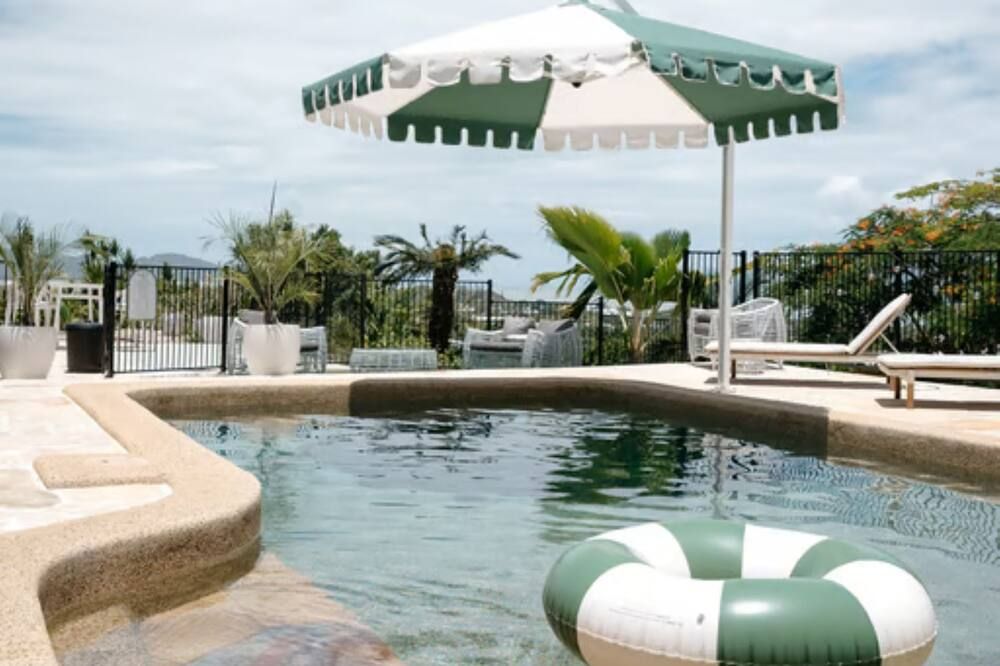 حوض السباحة