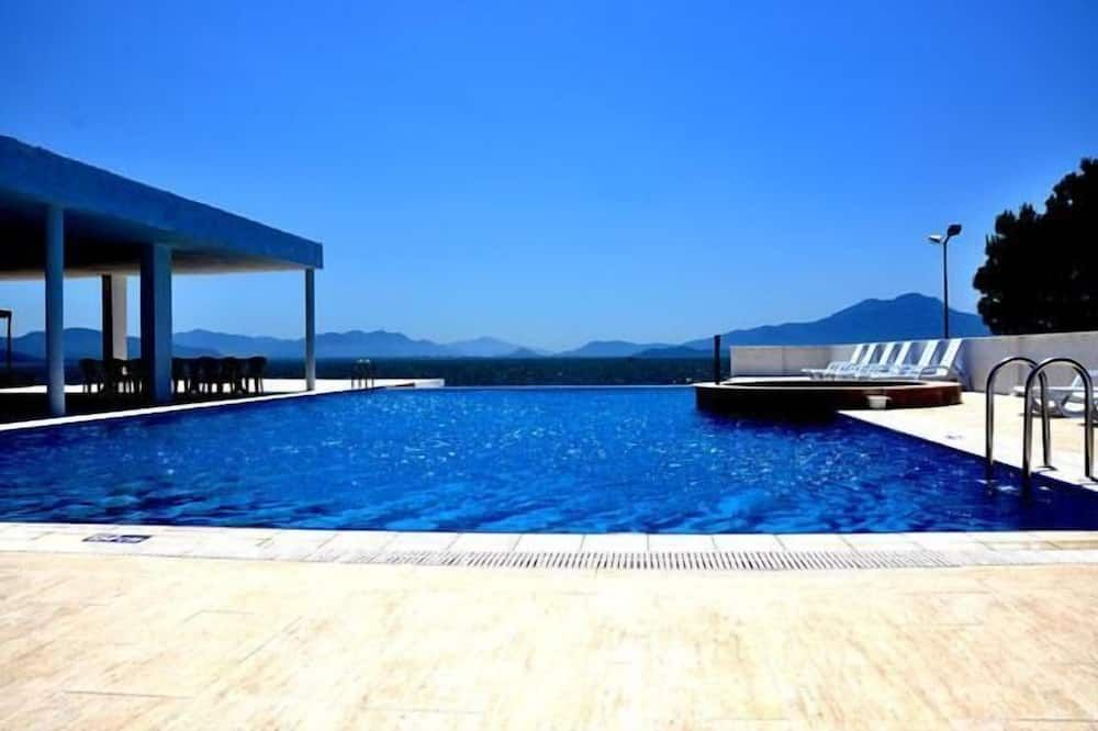 حوض السباحة