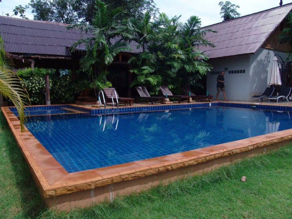 حوض السباحة