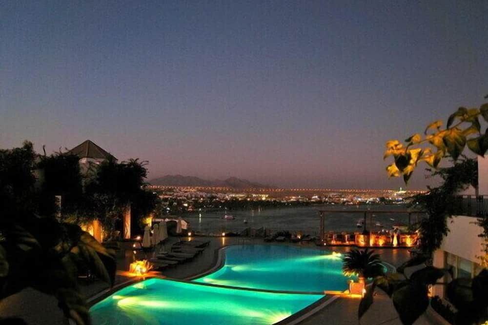 حوض السباحة صورة