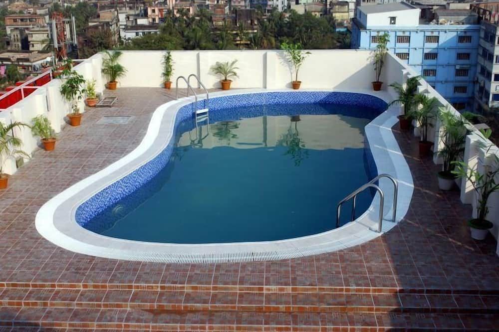 حوض السباحة