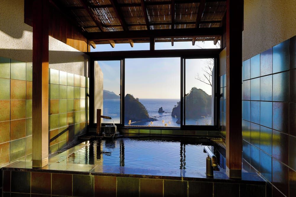 حوض السباحة