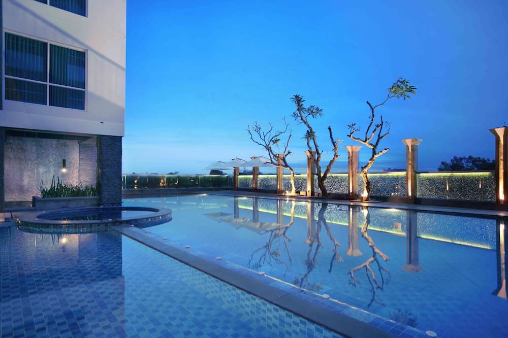 حوض السباحة