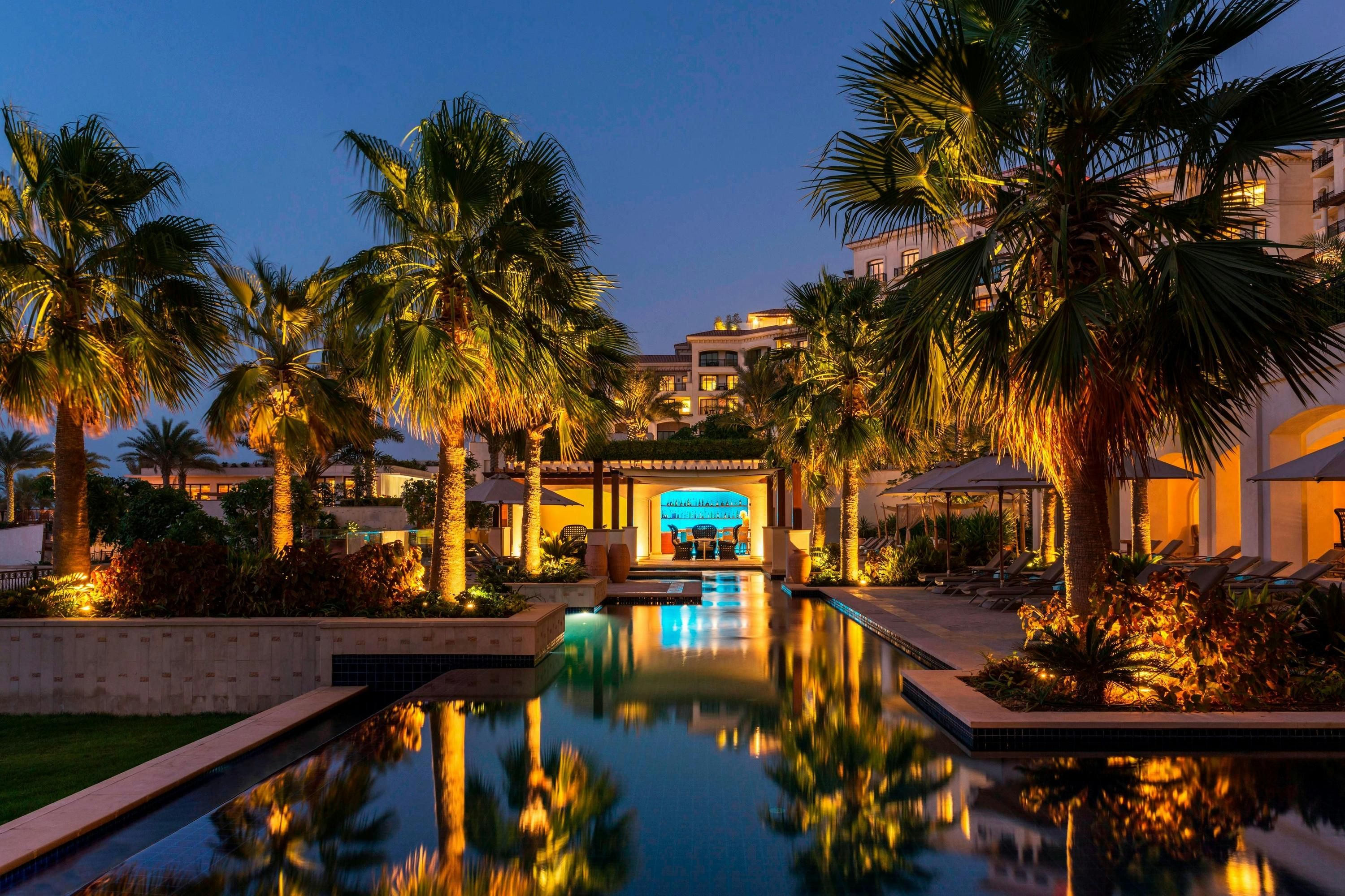 حوض السباحة