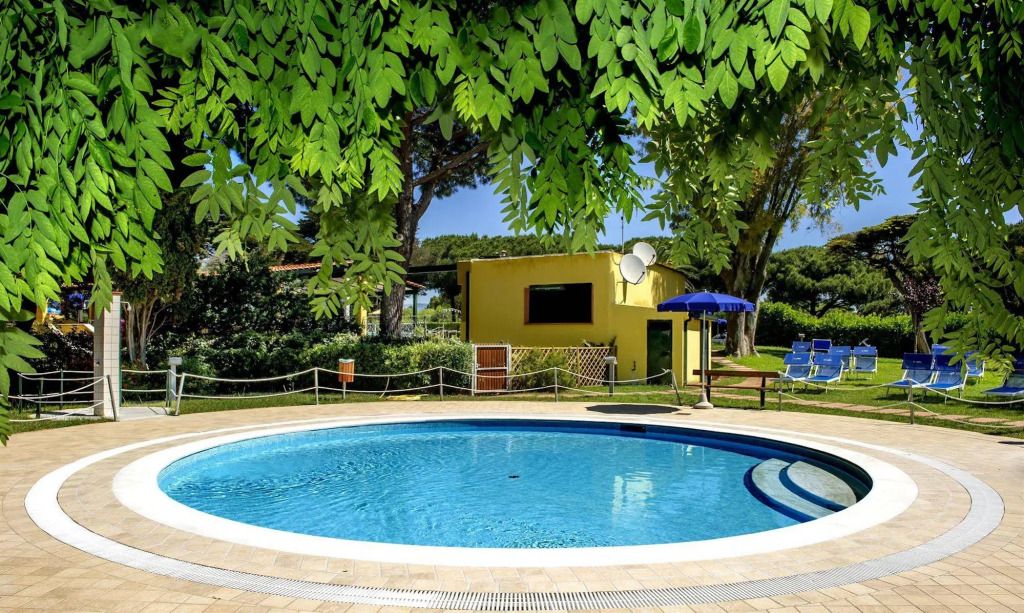 حوض السباحة