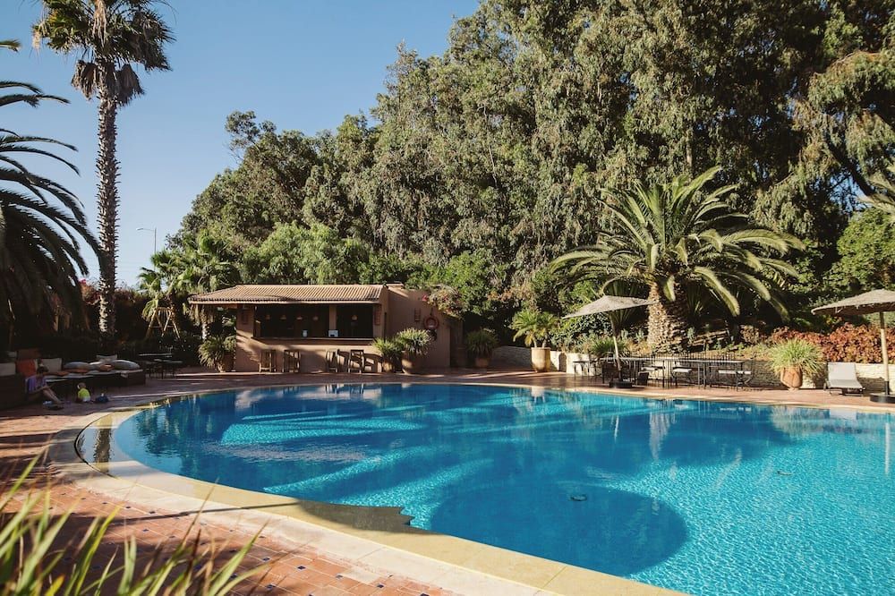 حوض السباحة