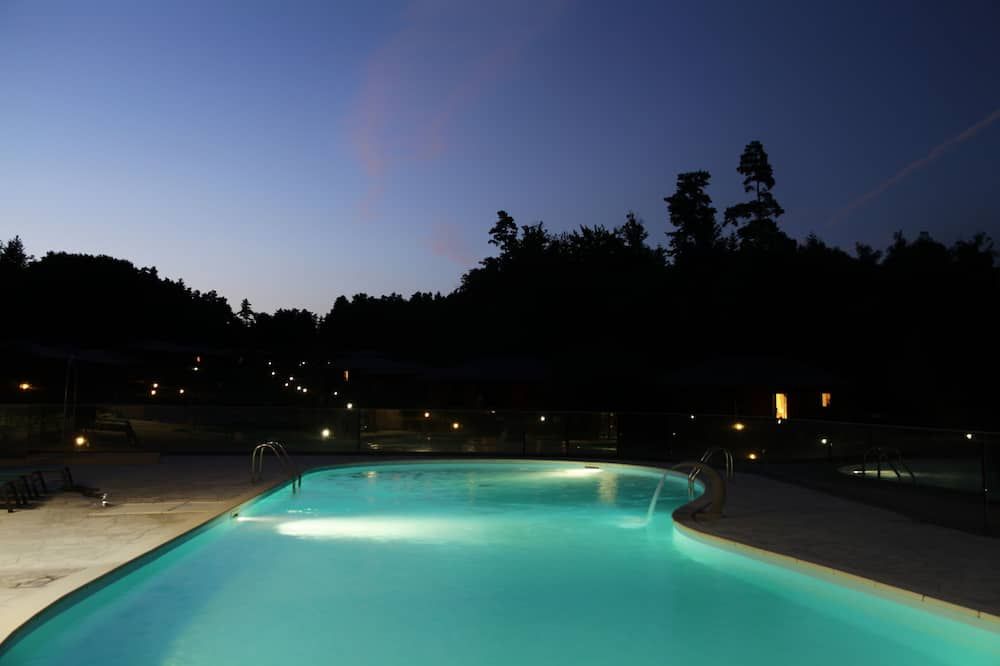 حوض السباحة