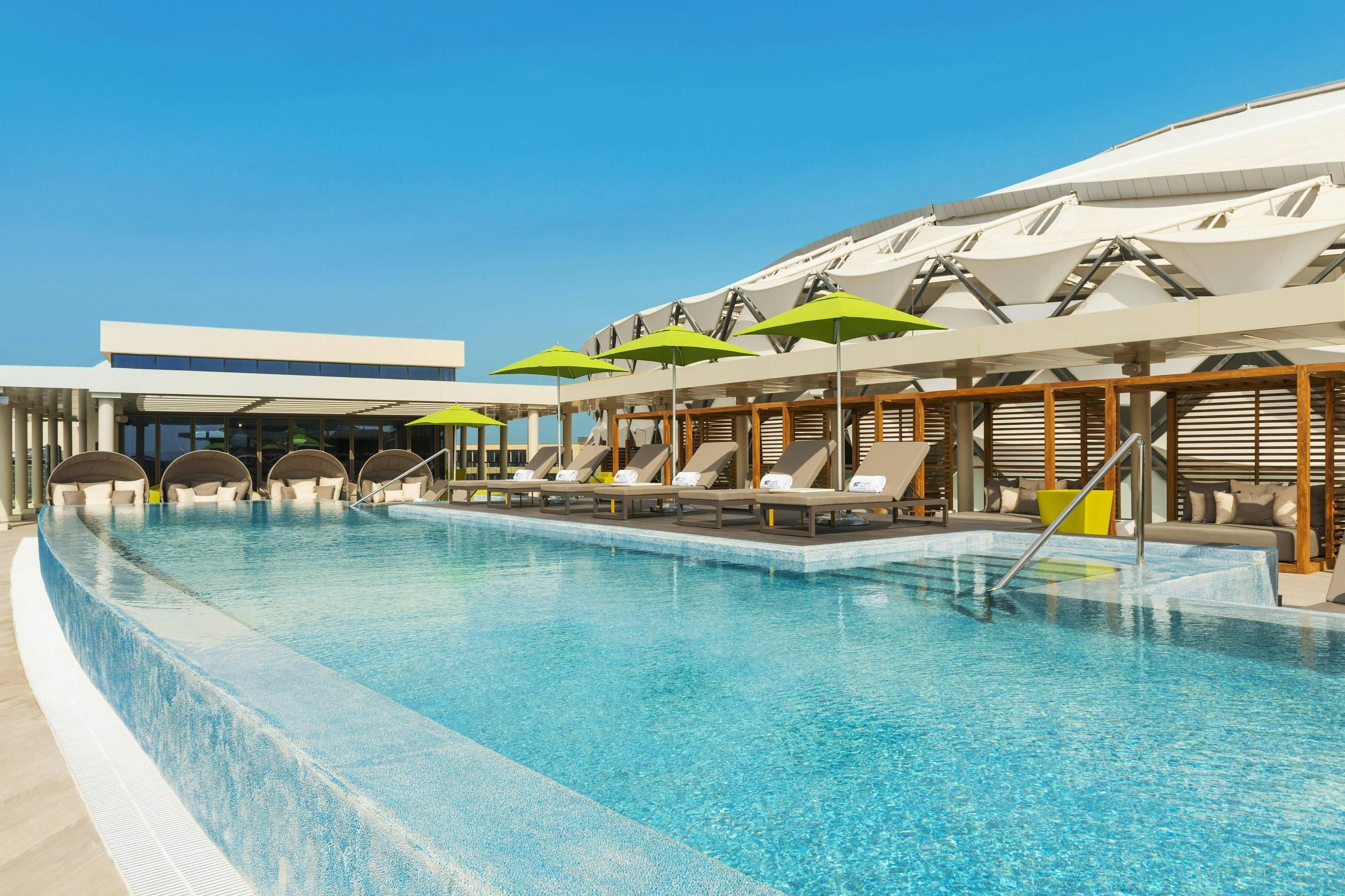 حوض السباحة