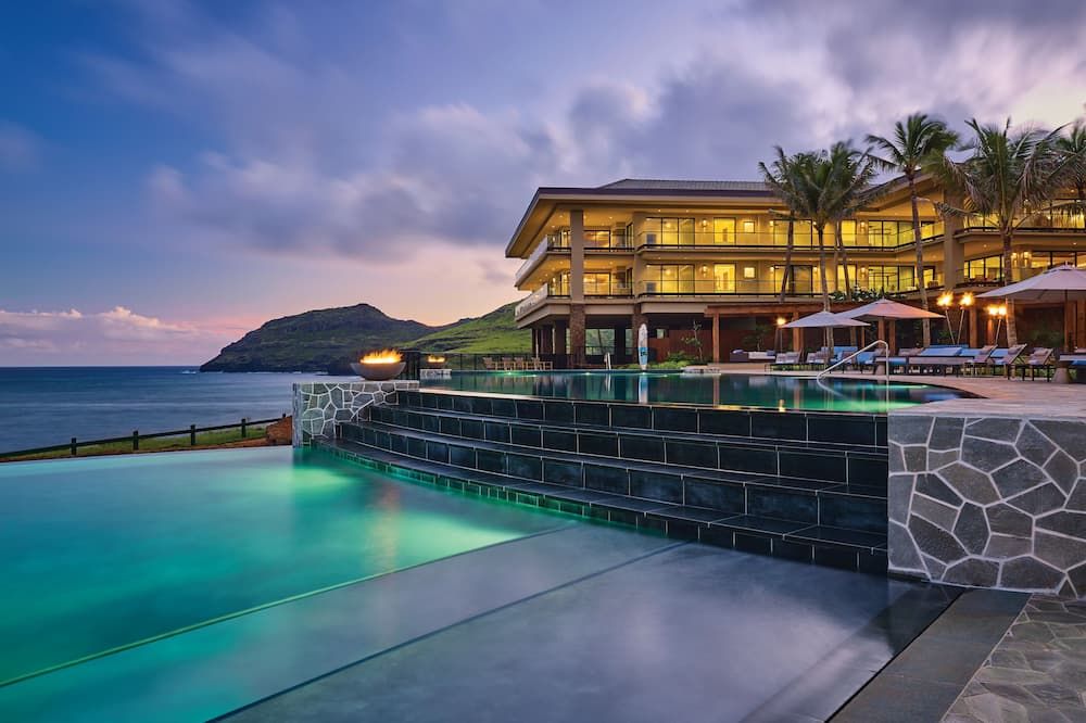 حوض السباحة