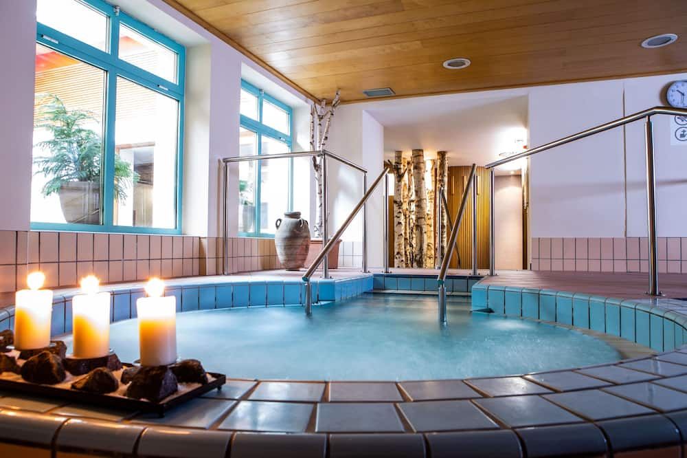 حوض السباحة