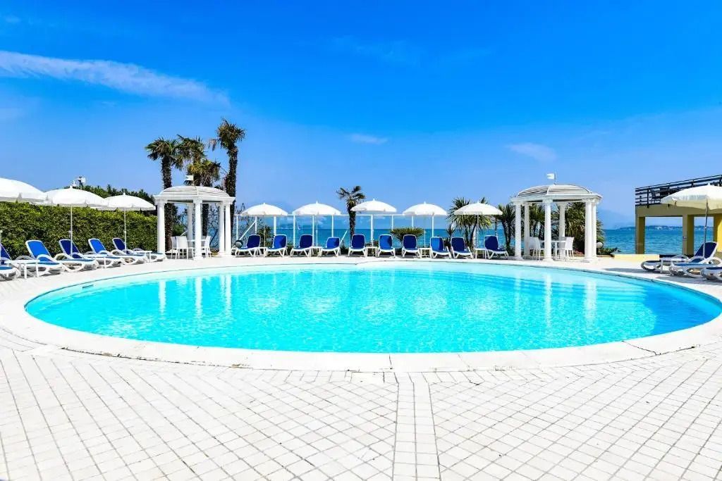 حوض السباحة