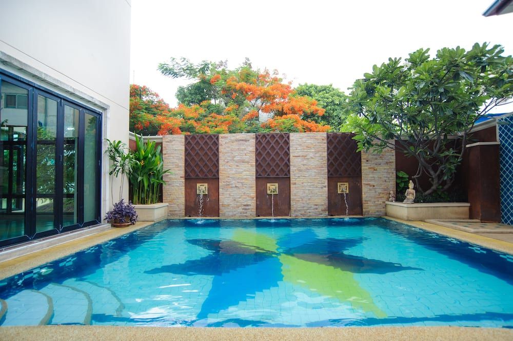 حوض السباحة