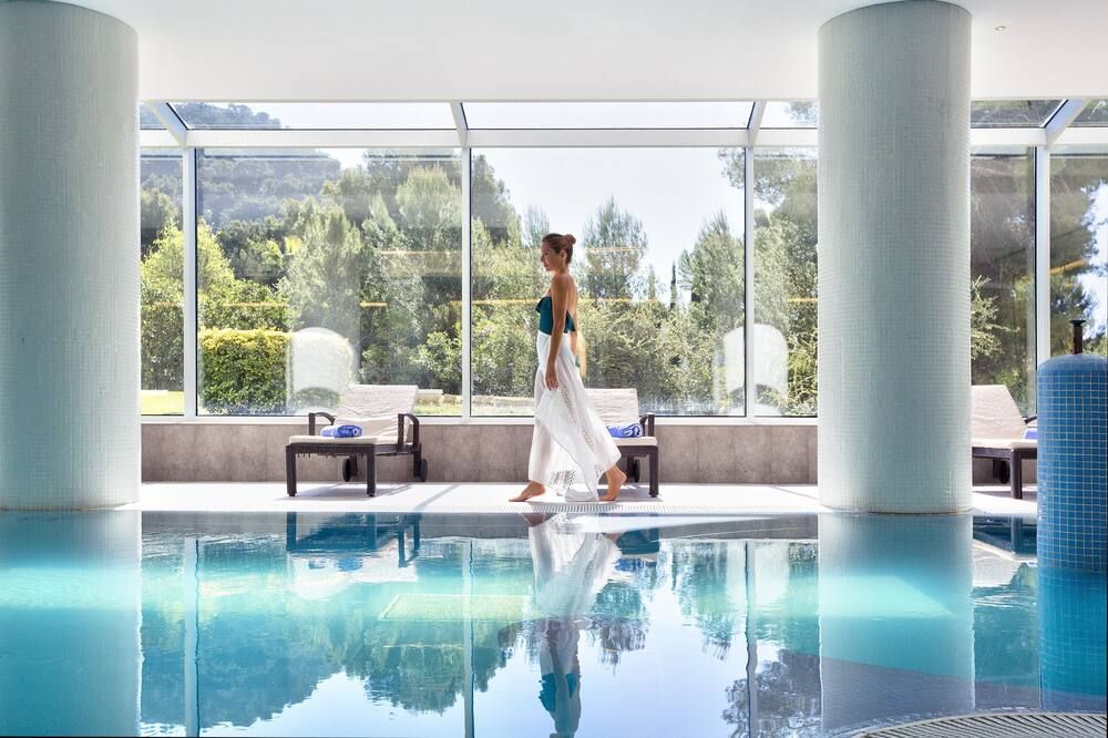 حوض السباحة