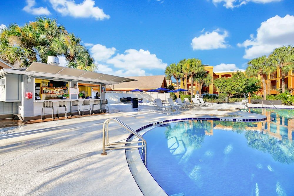 حوض السباحة