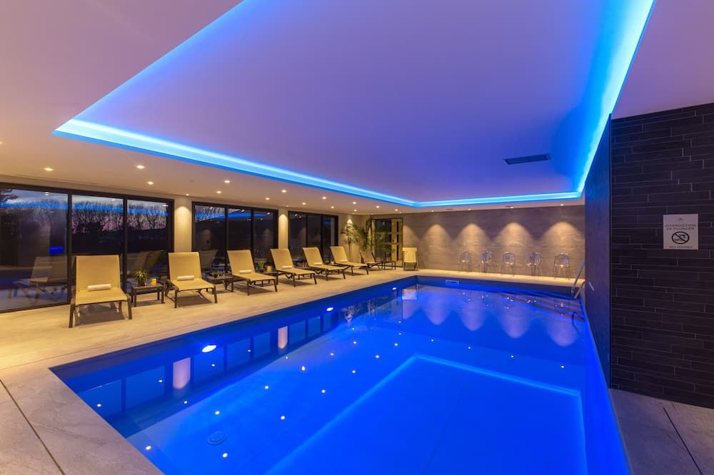 حوض السباحة