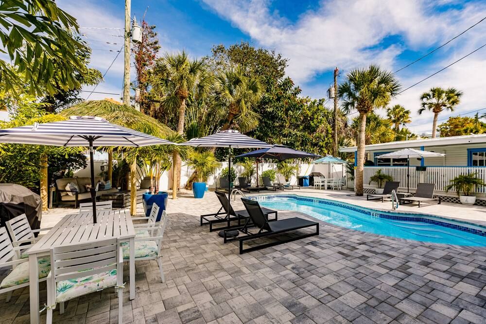 حوض السباحة