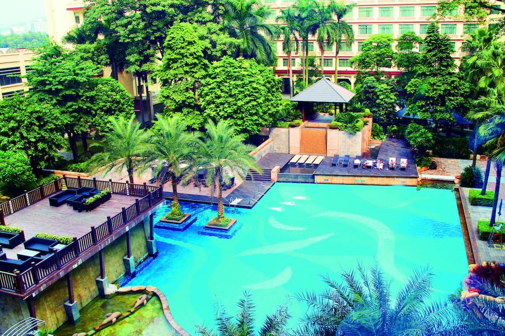 حوض السباحة