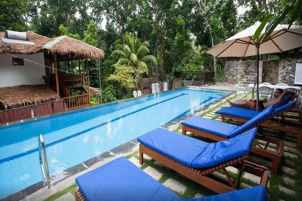 حوض السباحة