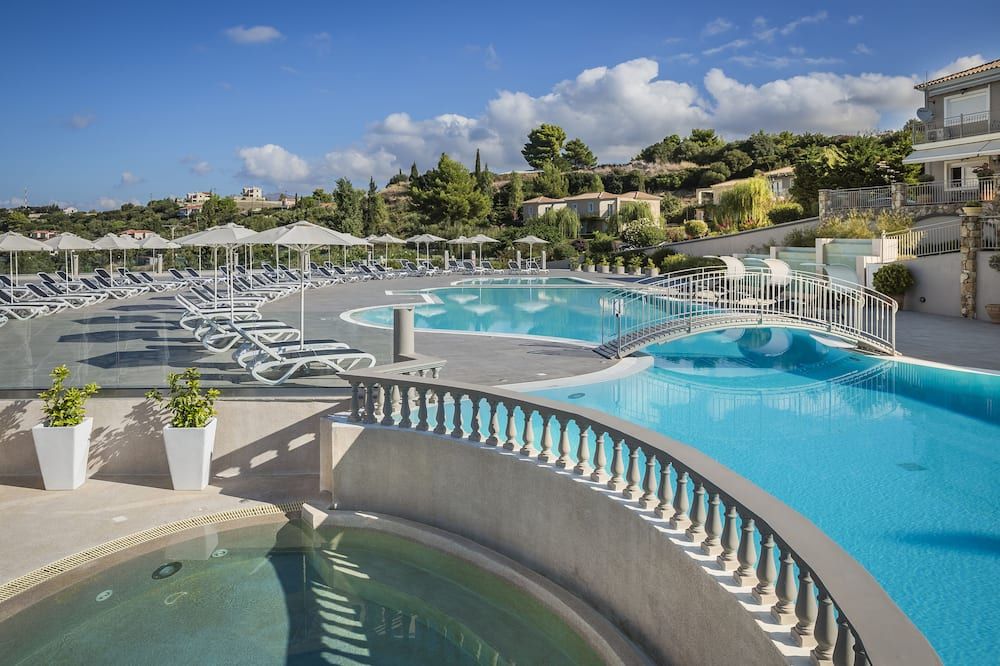 حوض السباحة