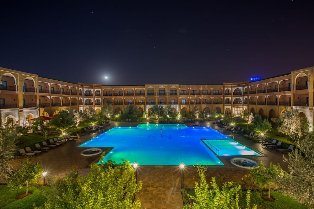 حوض السباحة