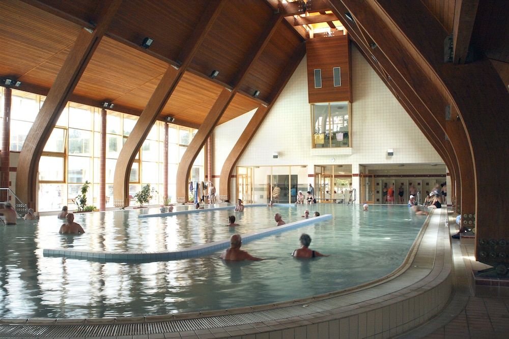 حوض السباحة