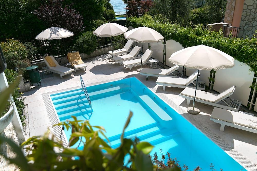 حوض السباحة