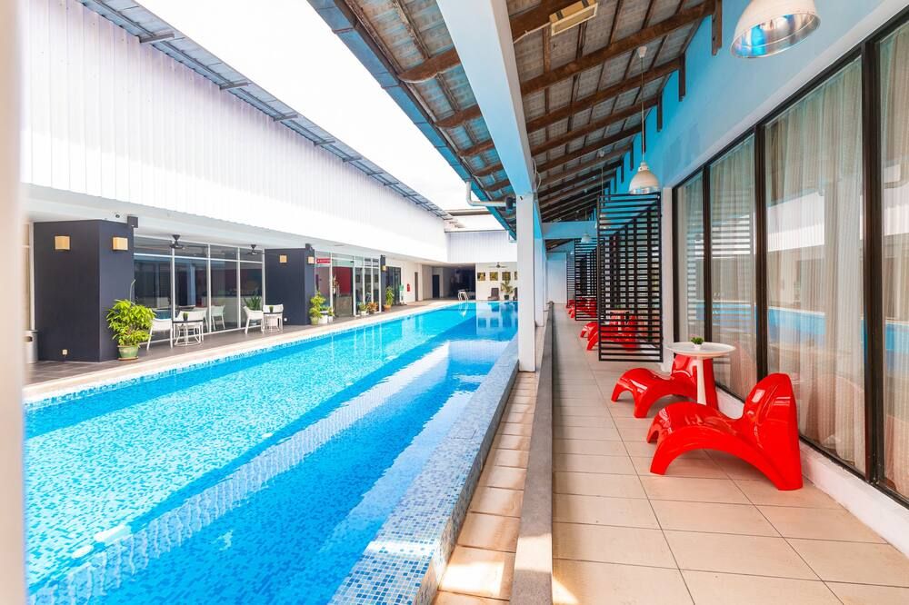 حوض السباحة