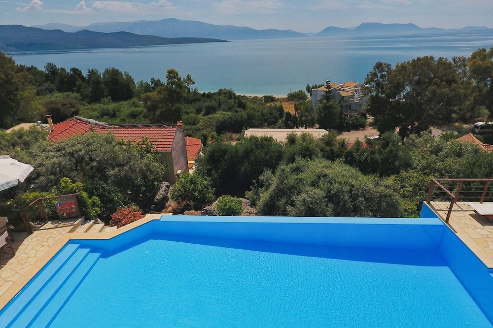 حوض السباحة