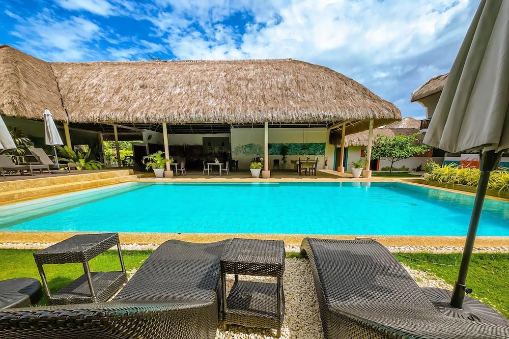 حوض السباحة