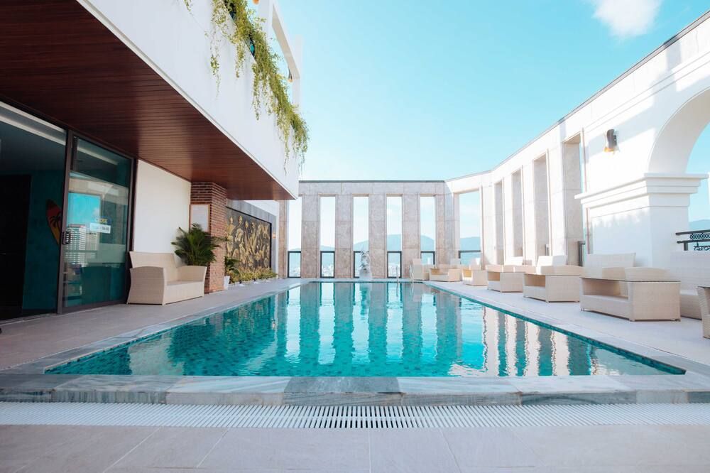 حوض السباحة