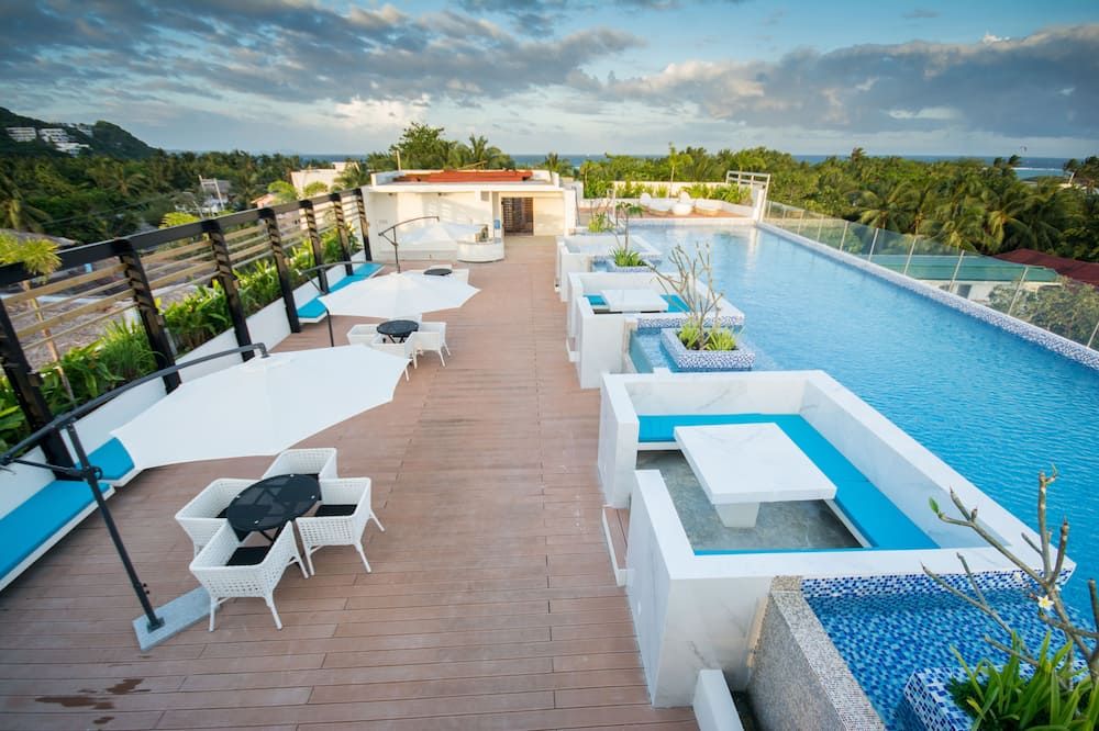 حوض السباحة