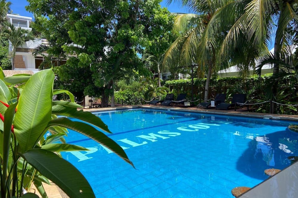 حوض السباحة