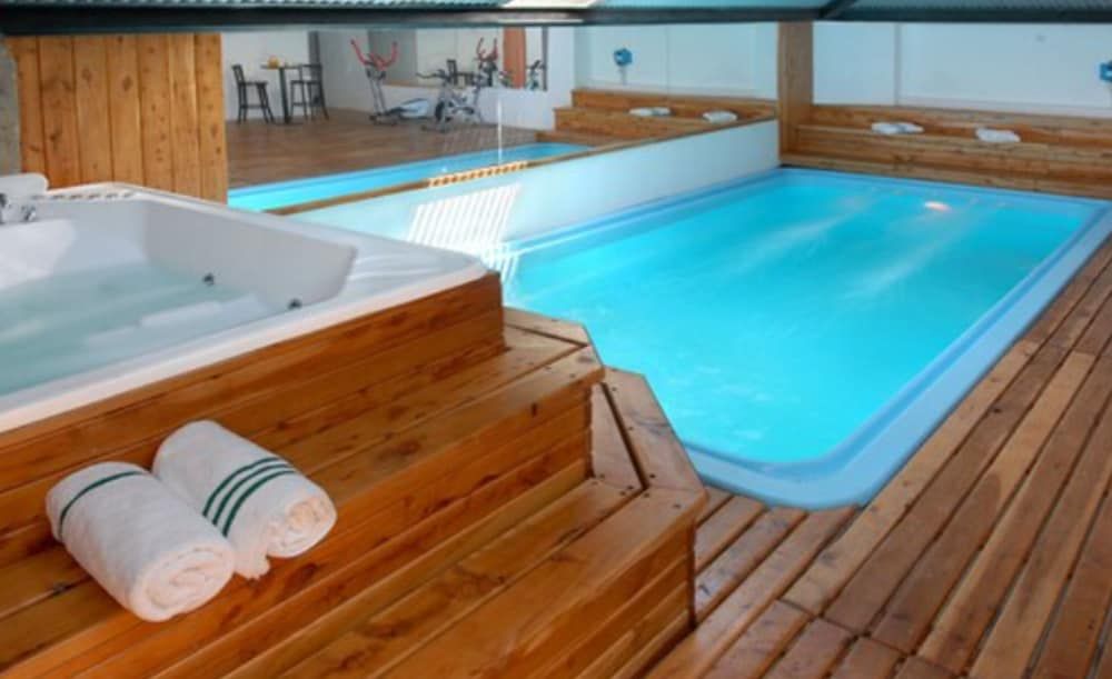 حوض السباحة