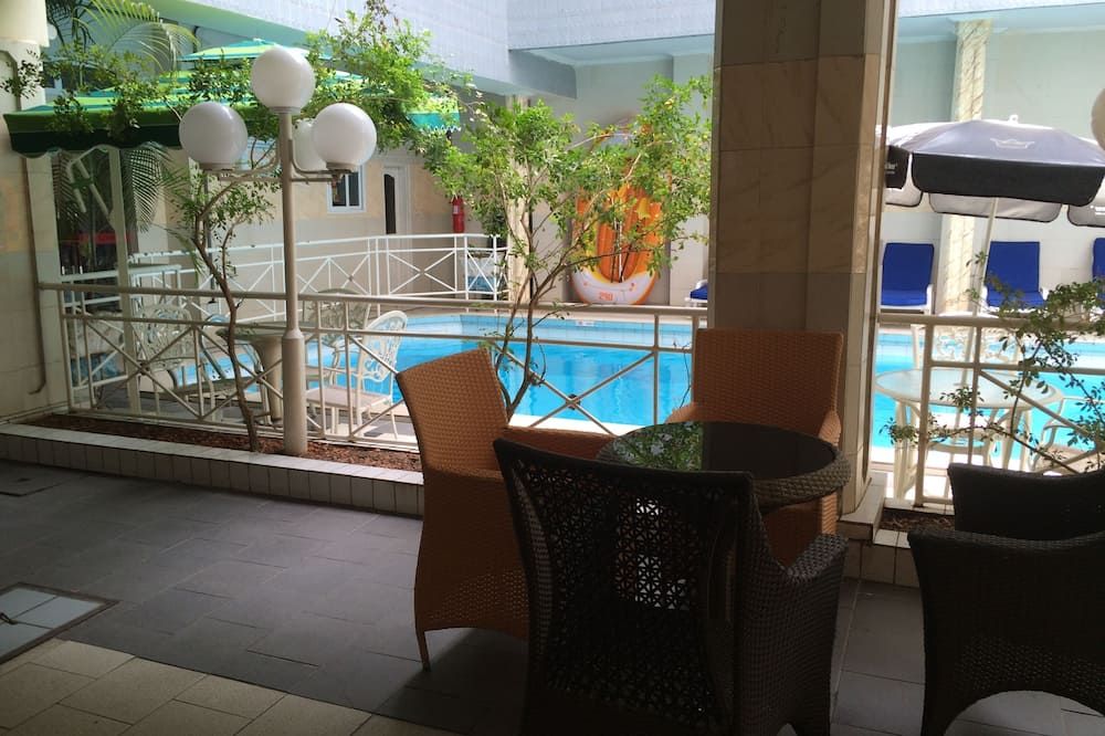 حوض السباحة