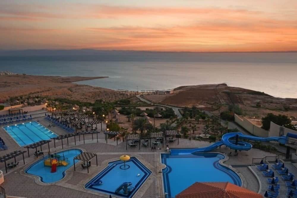 حوض السباحة