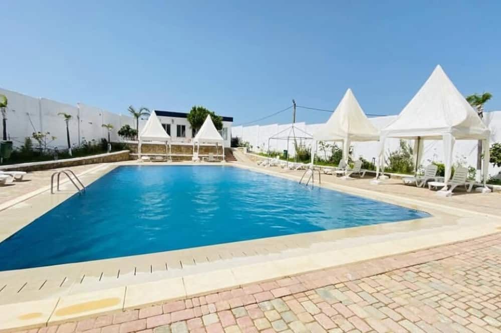 حوض السباحة