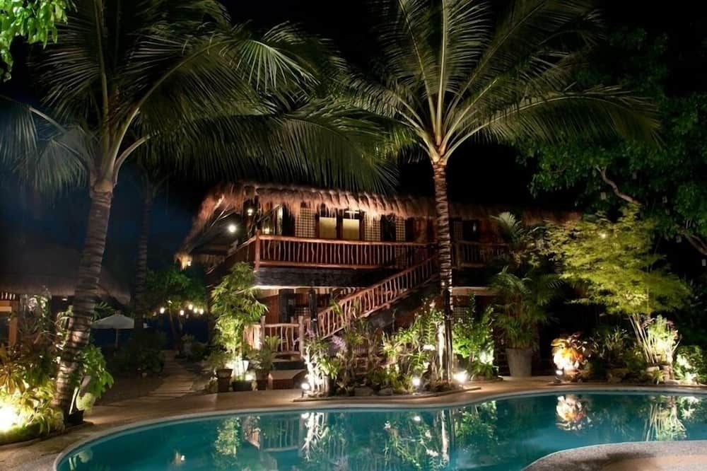 حوض السباحة