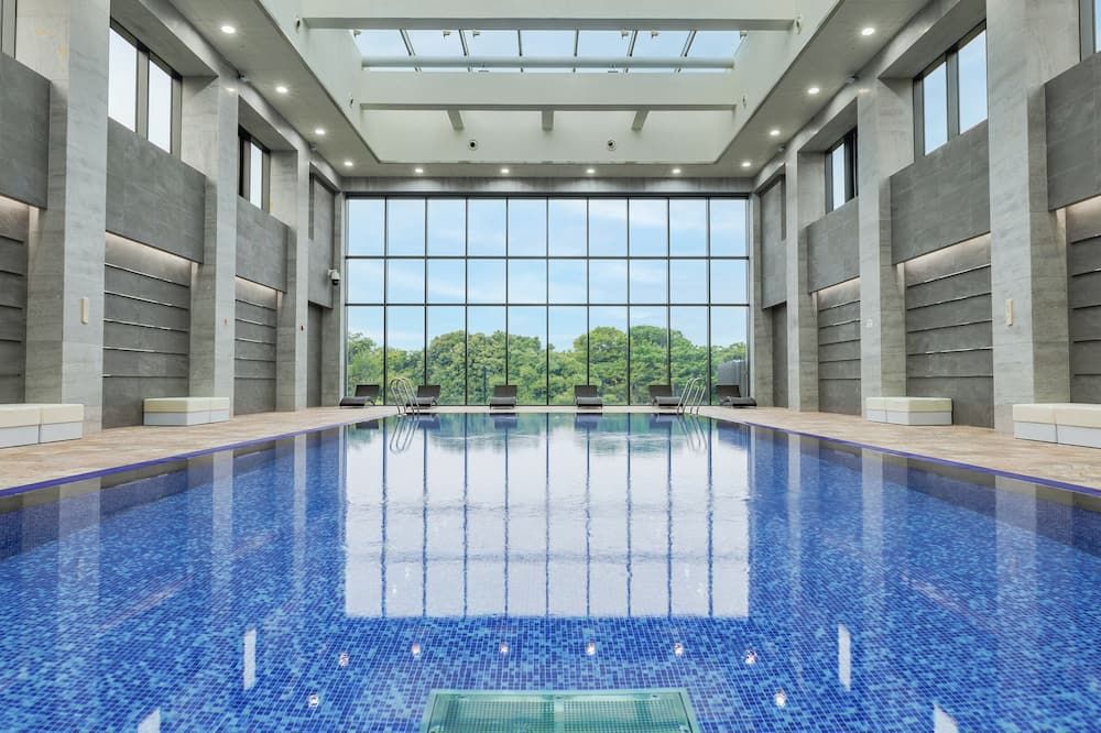 حوض السباحة