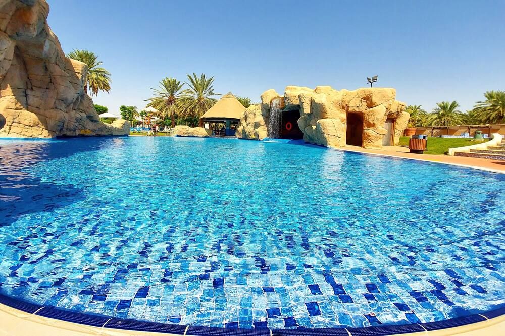 حوض السباحة