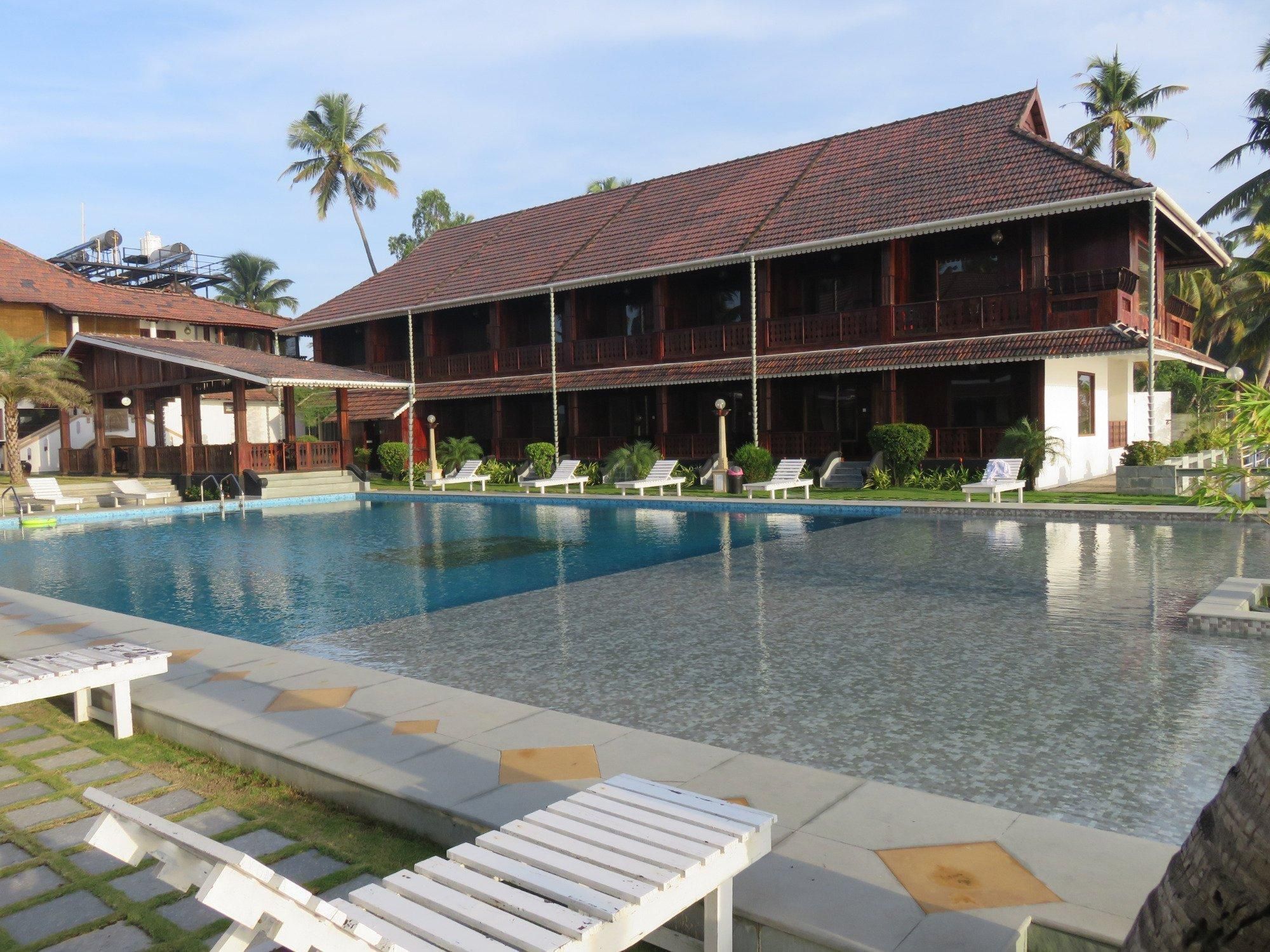 حوض السباحة