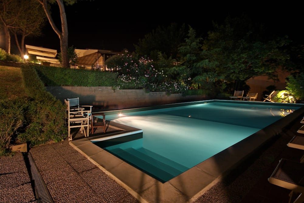 حوض السباحة