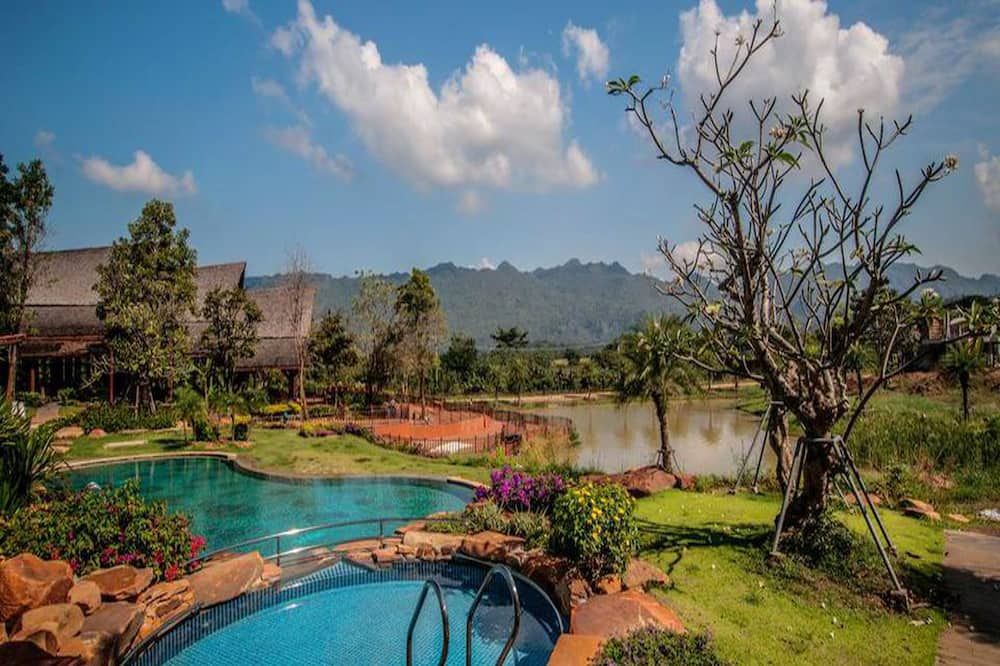 حوض السباحة