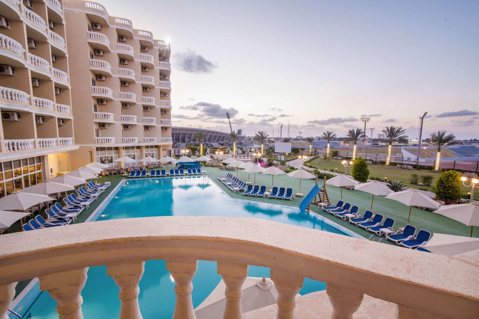 حوض السباحة